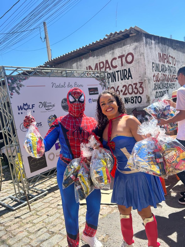 Voluntários fantasiados segurando cestas de doação em evento social