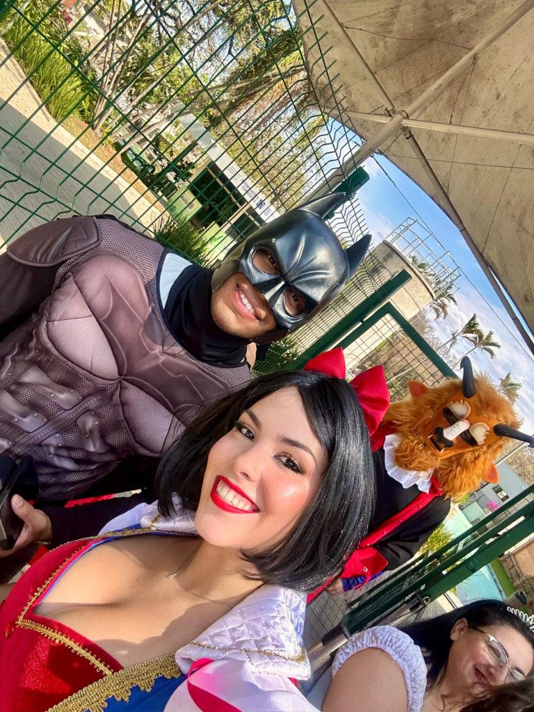 Selfie de equipe de voluntários fantasiados antes de ação social