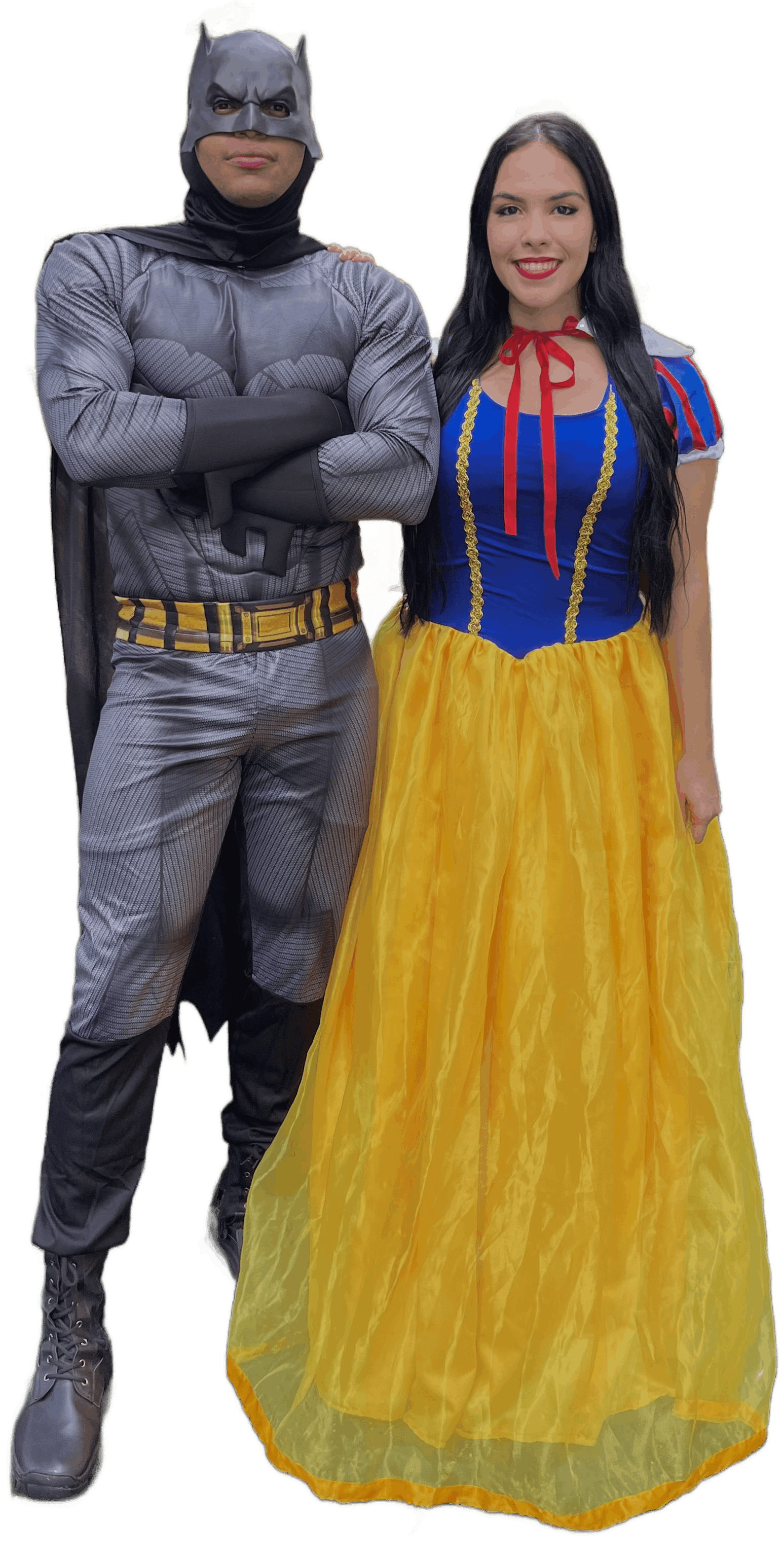 Rafael e Luana, idealizadores do projeto Heróis da Alegria, fantasiados de Batman e Branca de Neve