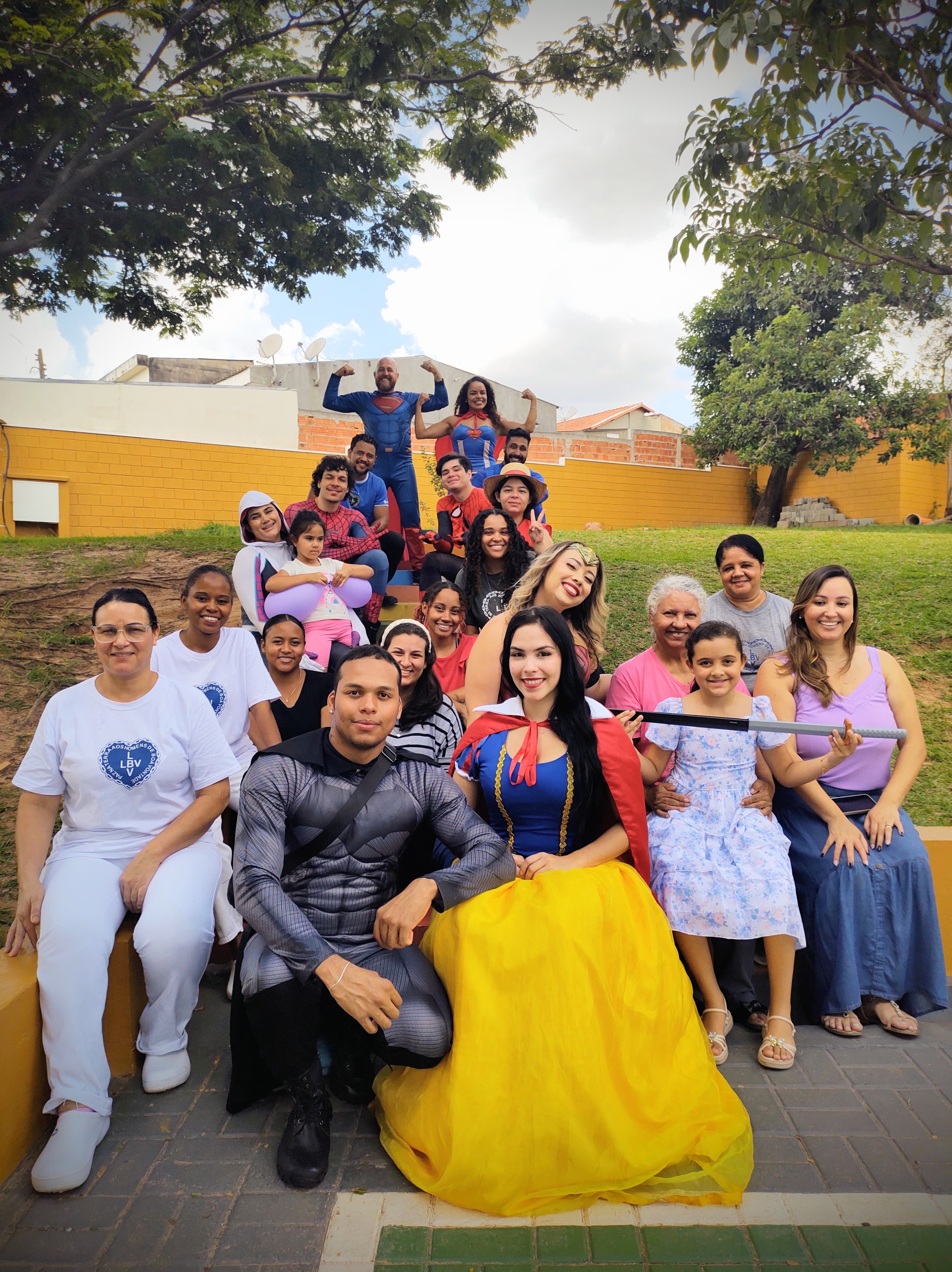 Equipe completa de voluntários e parceiros do projeto Heróis da Alegria reunidos